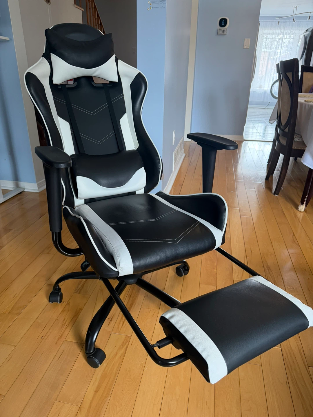 Gaming Chair with Footrest – Excellent Condition