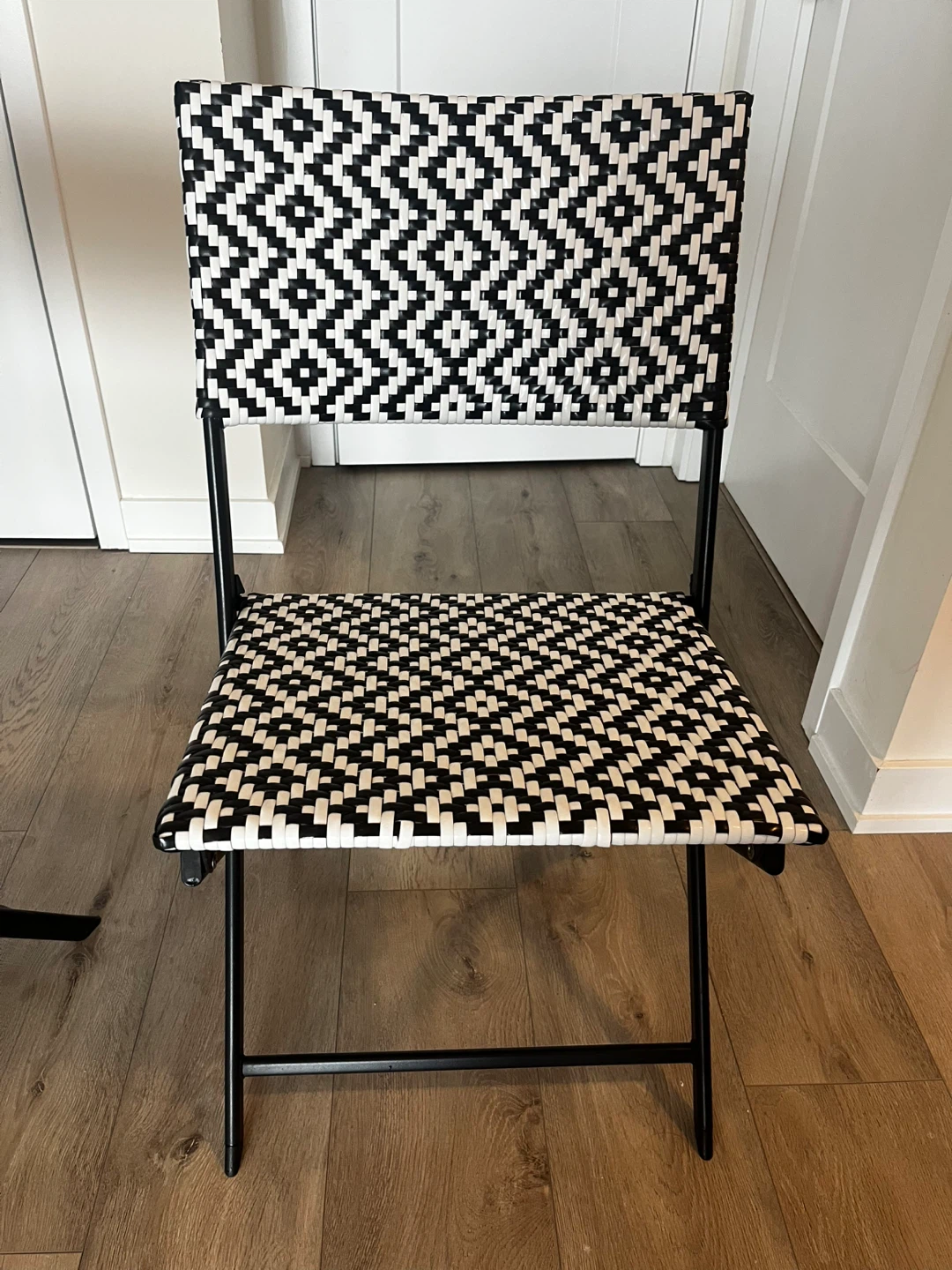 Set of 2 Black and White Woven Folding Chairs - photo 3