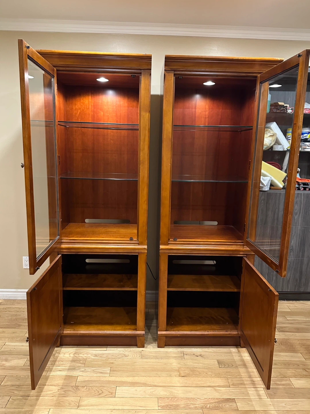 Pair of Thomasville Cherry Display Cabinets （CAN DELIVER) - photo 4