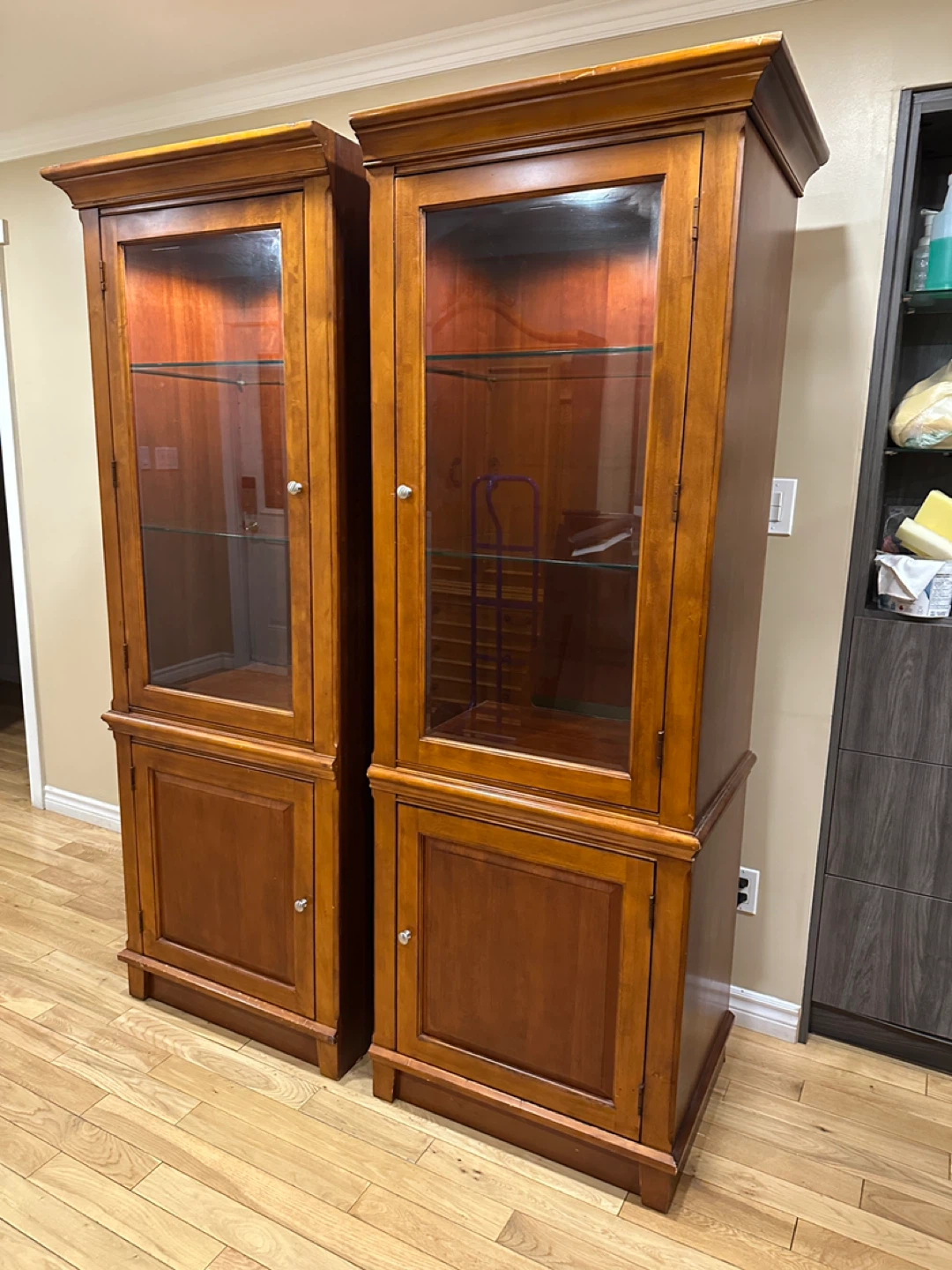 Pair of Thomasville Cherry Display Cabinets （CAN DELIVER) - photo 3