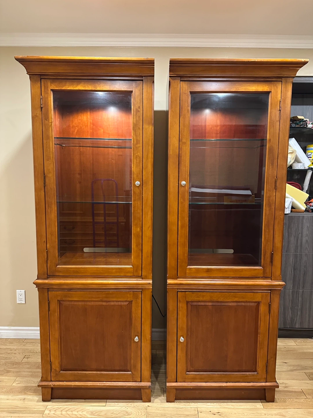 Pair of Thomasville Cherry Display Cabinets （CAN DELIVER)