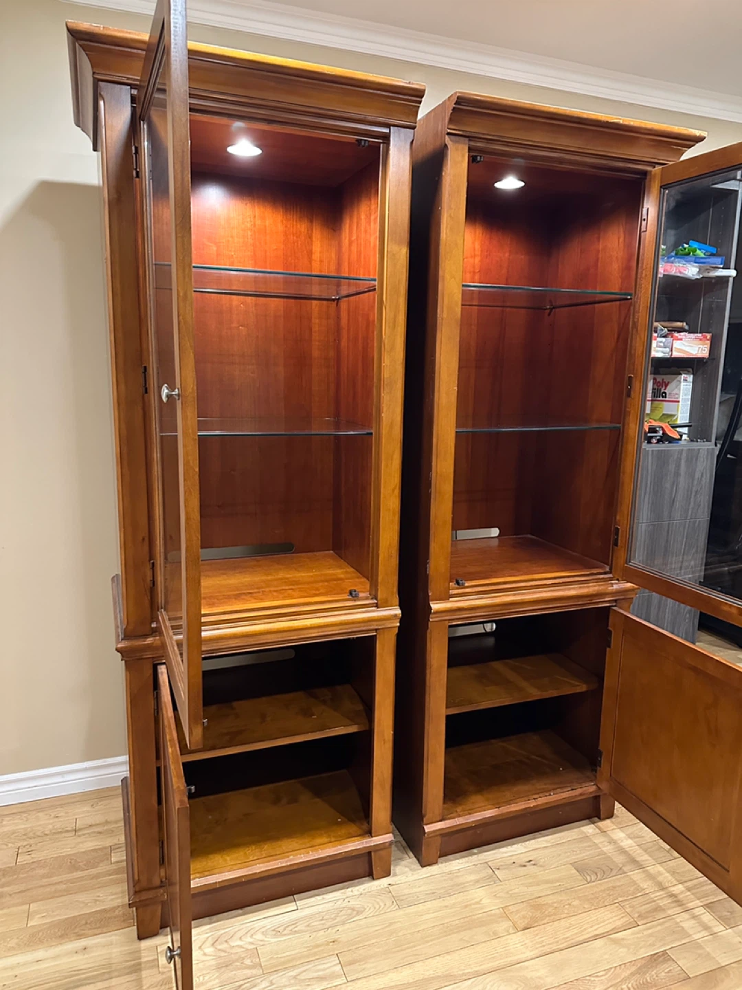 Pair of Thomasville Cherry Display Cabinets （CAN DELIVER) - photo 5