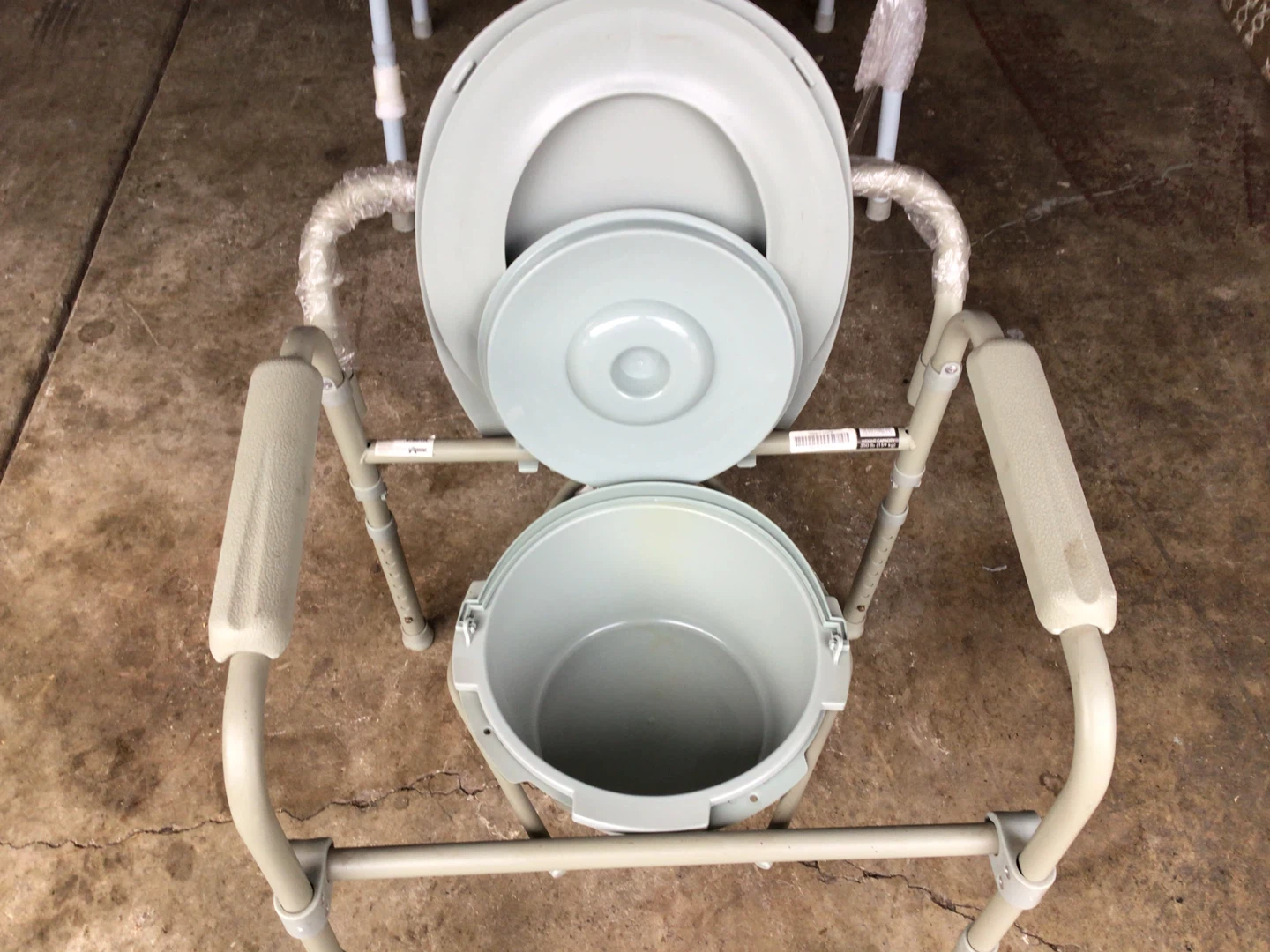 Heavy Duty Bariatric Folding Bedside Commode Chair. - photo 3