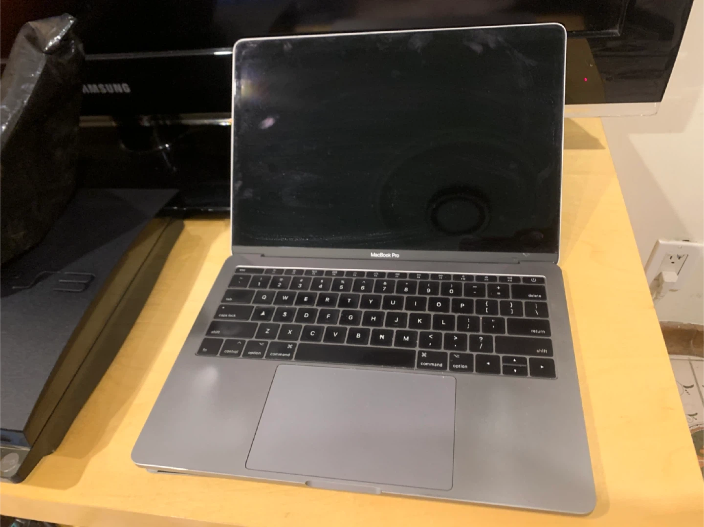 2017 MacBook Pro broken - photo 5