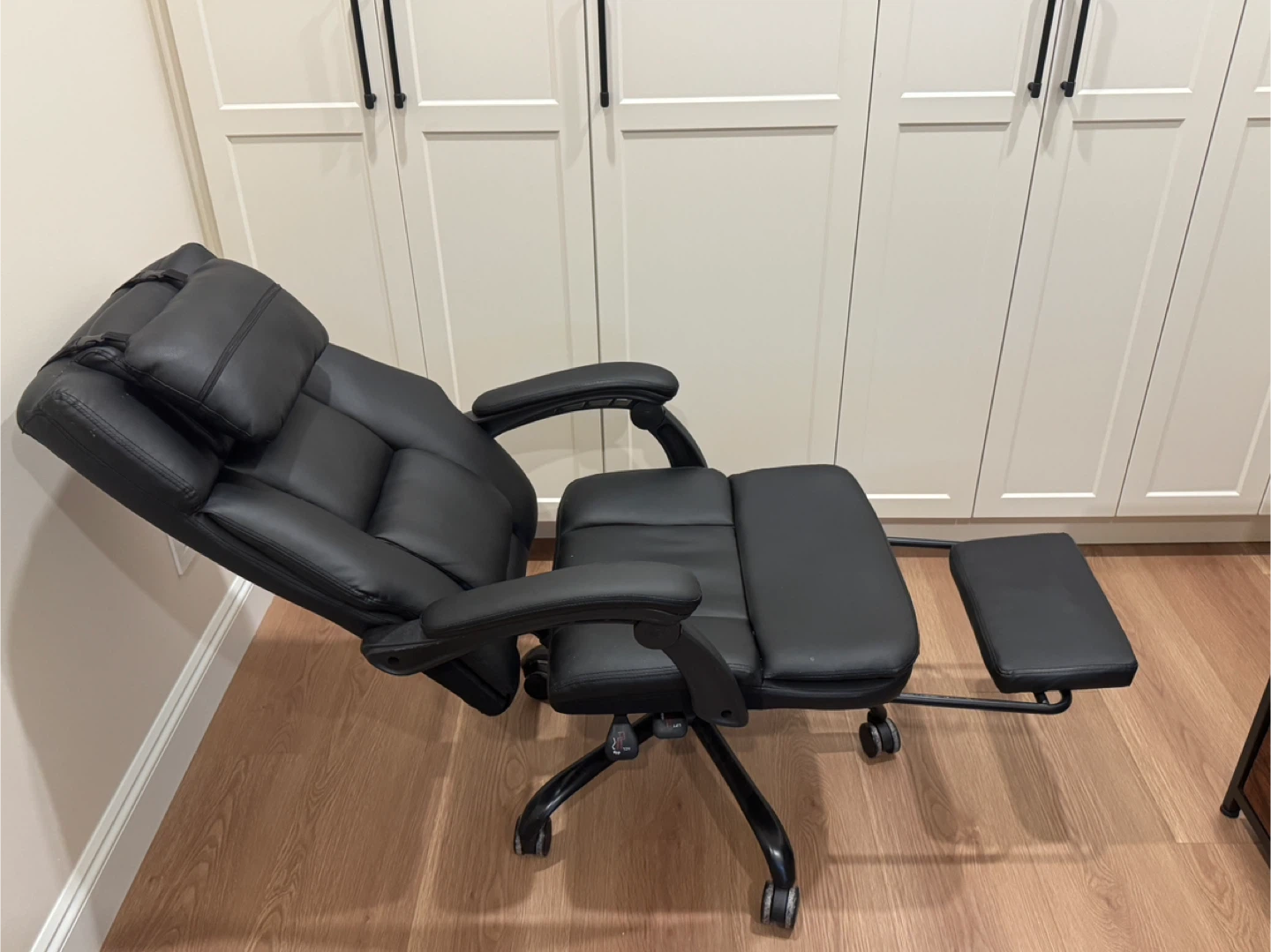 Ergonomic Black Office Chair with Footrest - photo 4
