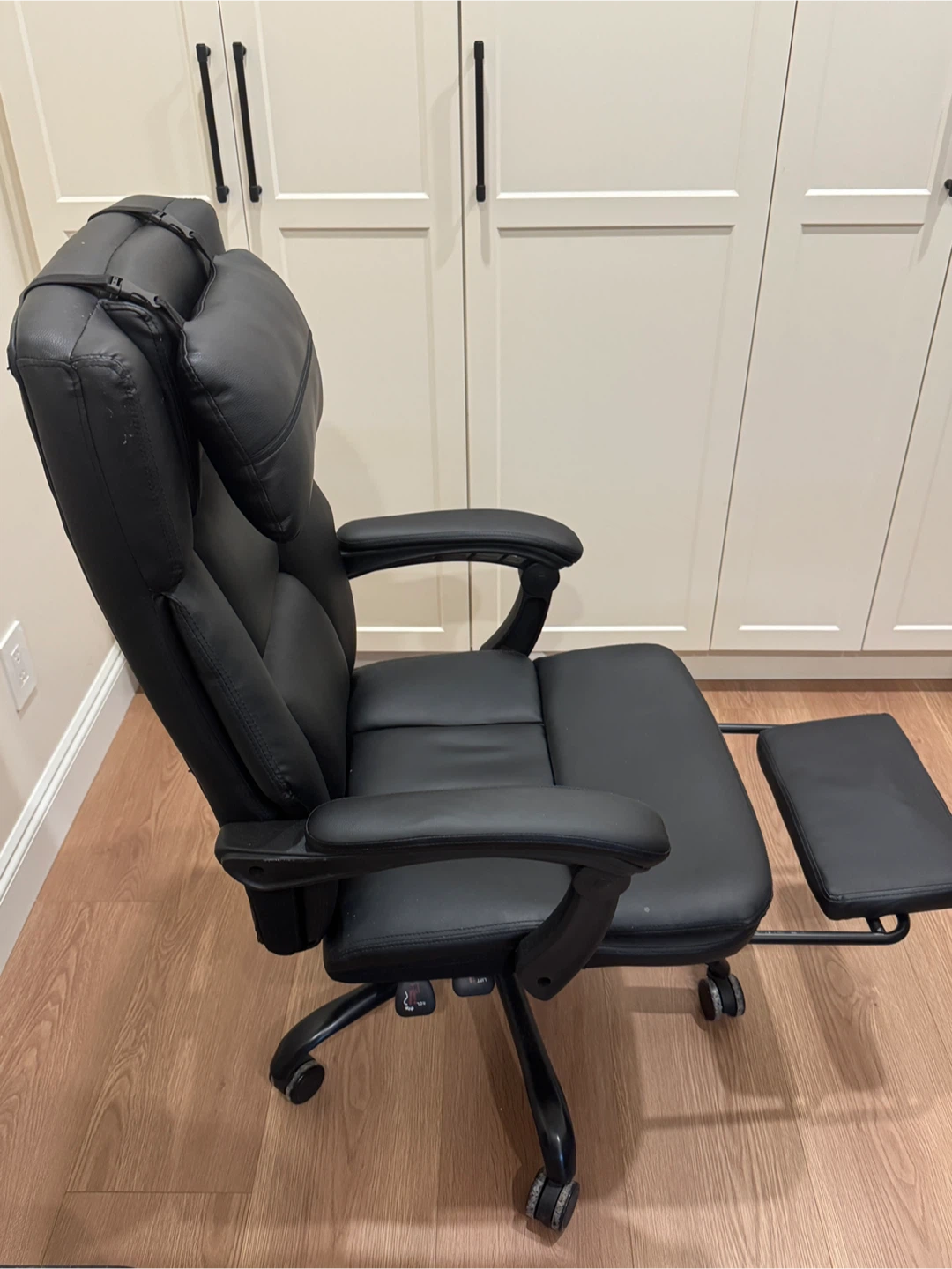 Ergonomic Black Office Chair with Footrest - photo 5