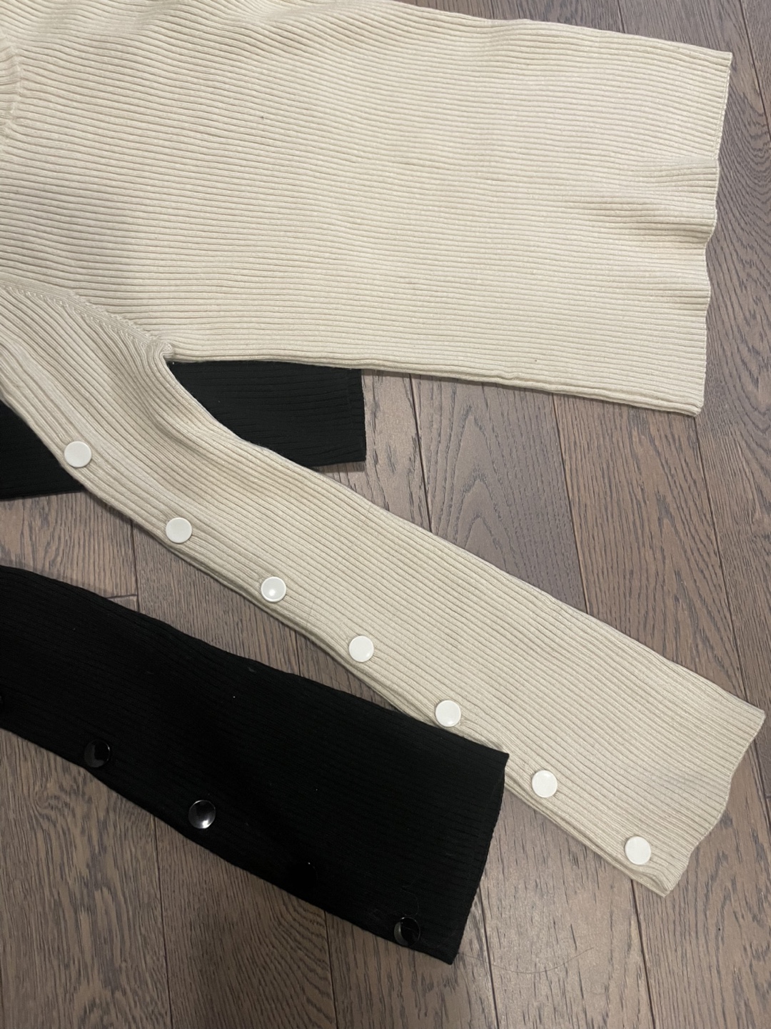 Black and Cream Ribbed Mock Neck Flare Sleeve Tops - photo 4