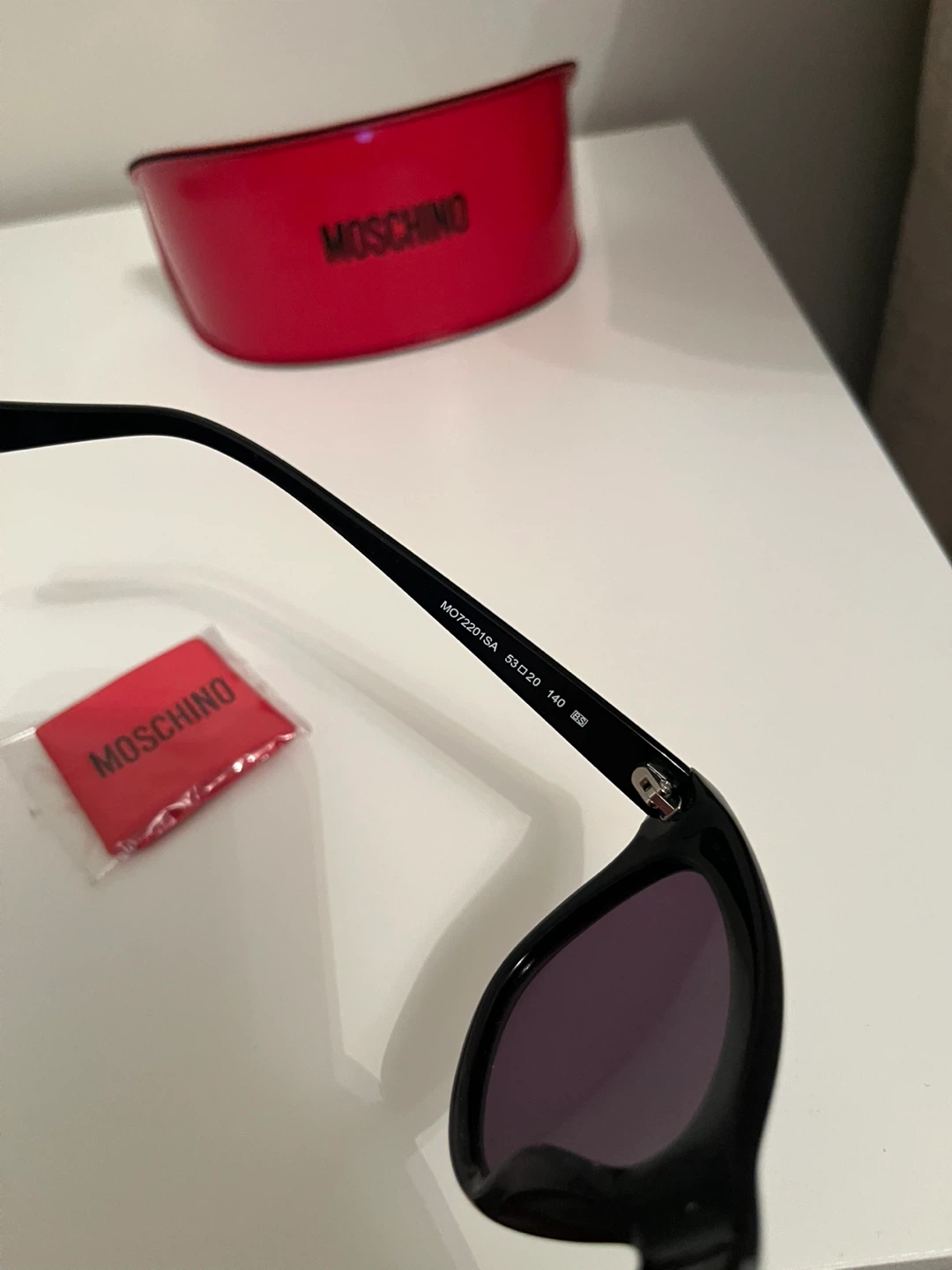 🆕Moschino Black Sunglasses with Red Case and Cleaning Cloth - photo 5