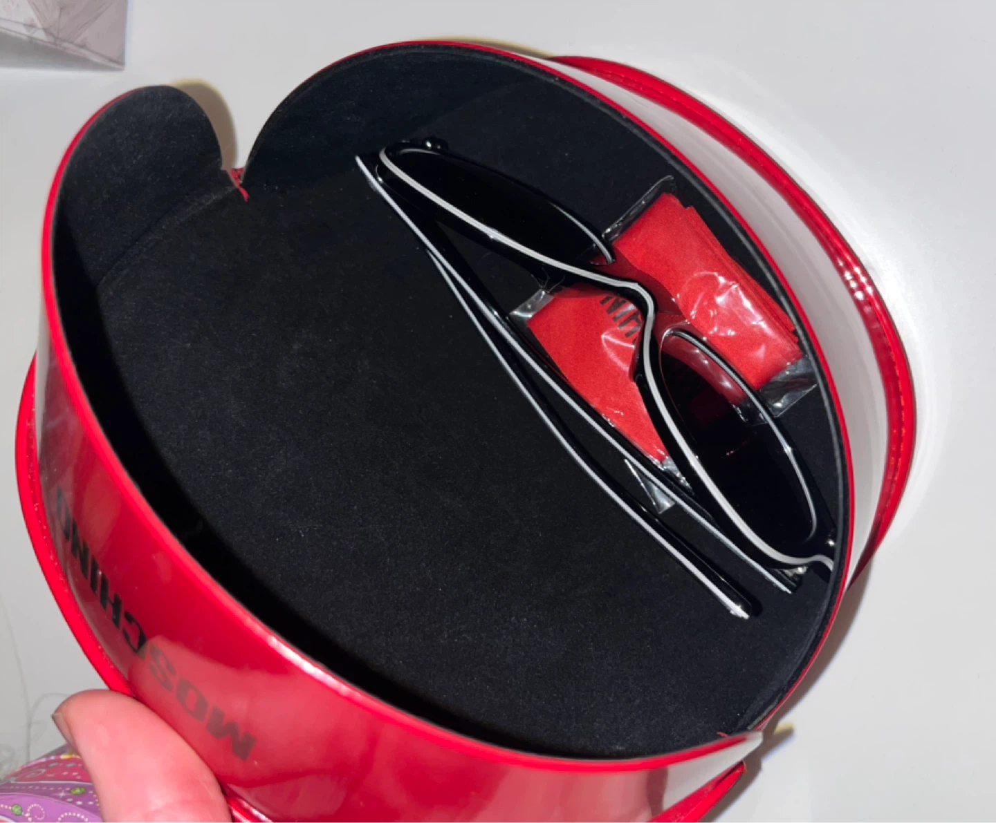 🆕Moschino Black Sunglasses with Red Case and Cleaning Cloth - photo 2