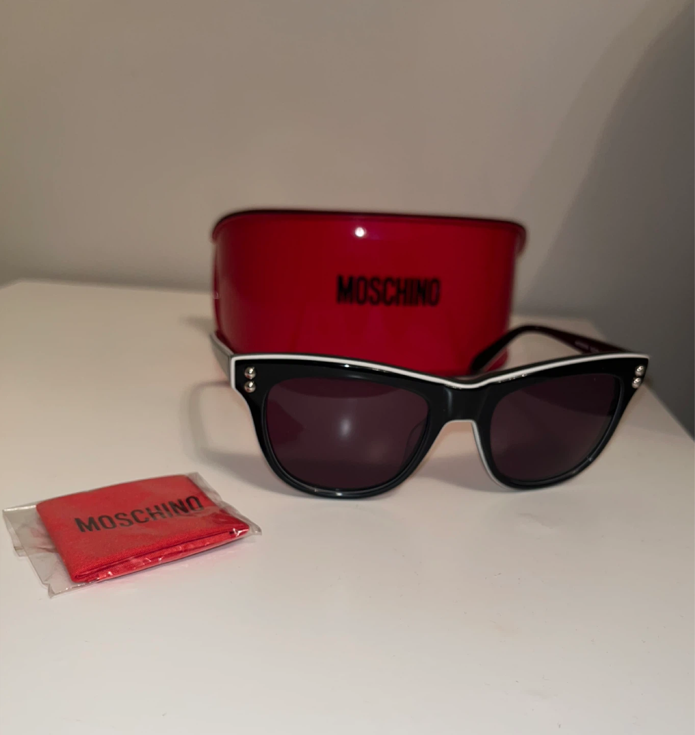 🆕Moschino Black Sunglasses with Red Case and Cleaning Cloth - photo 3