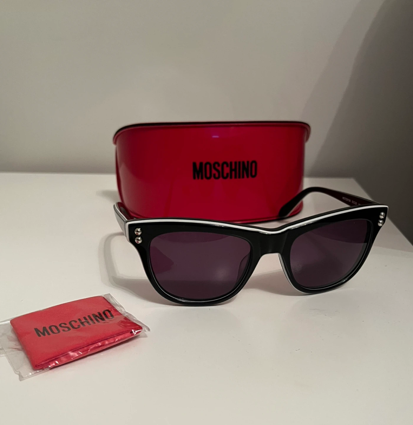 🆕Moschino Black Sunglasses with Red Case and Cleaning Cloth - photo 4