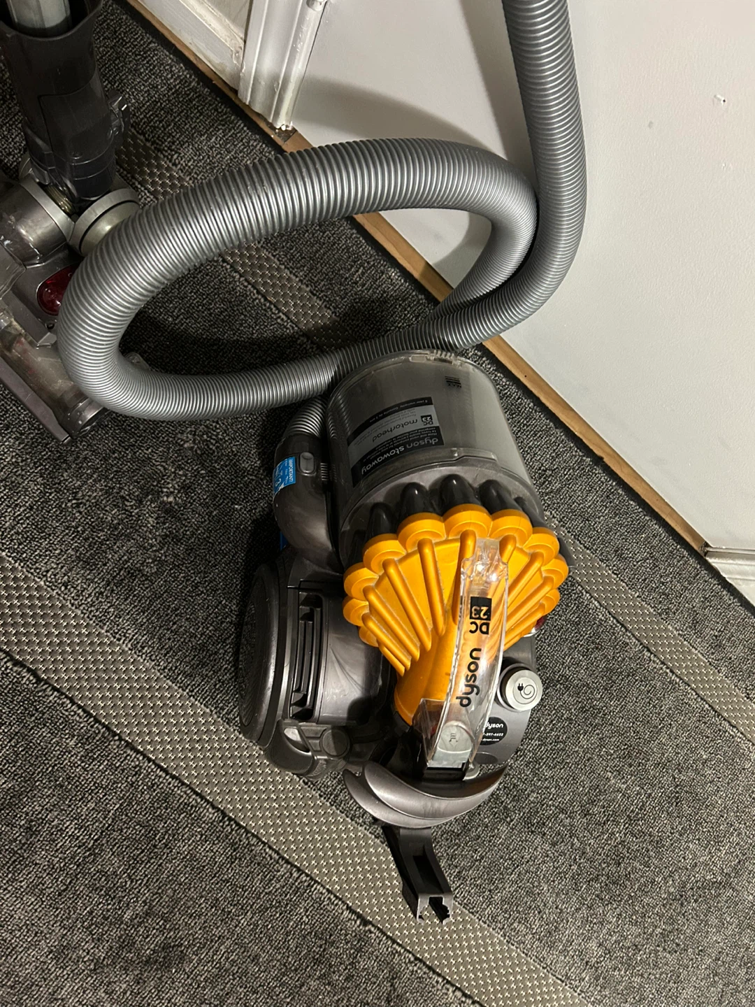 Dyson DC32 Bagless Vacuum Cleaner - photo 2