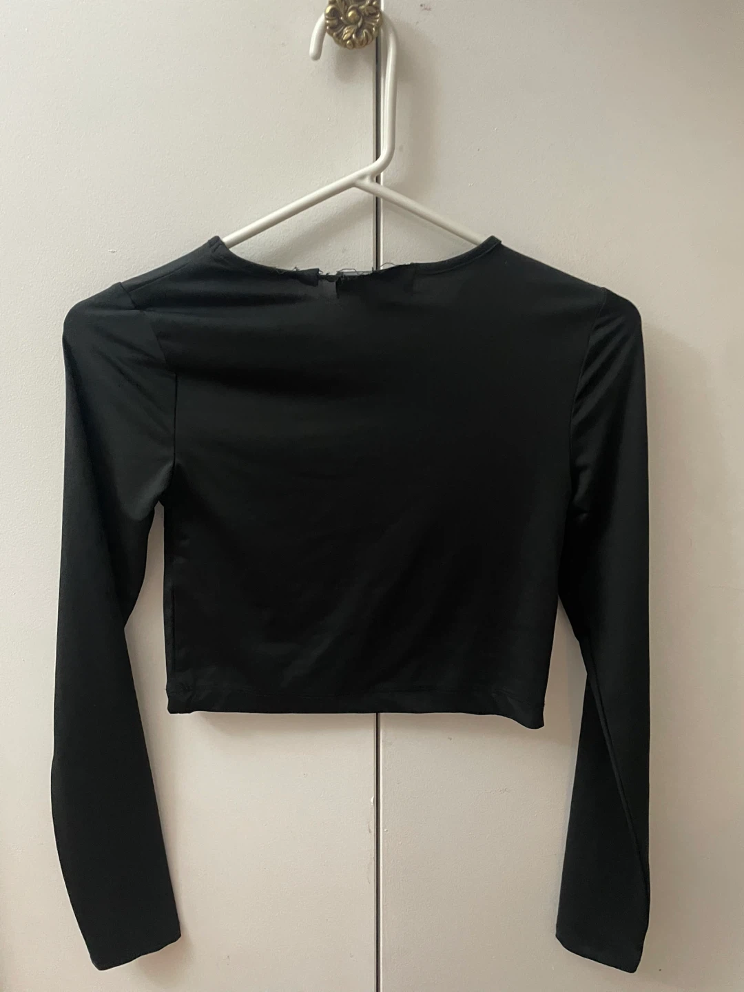 Black Long Sleeve Cutout Crop Top - photo 2