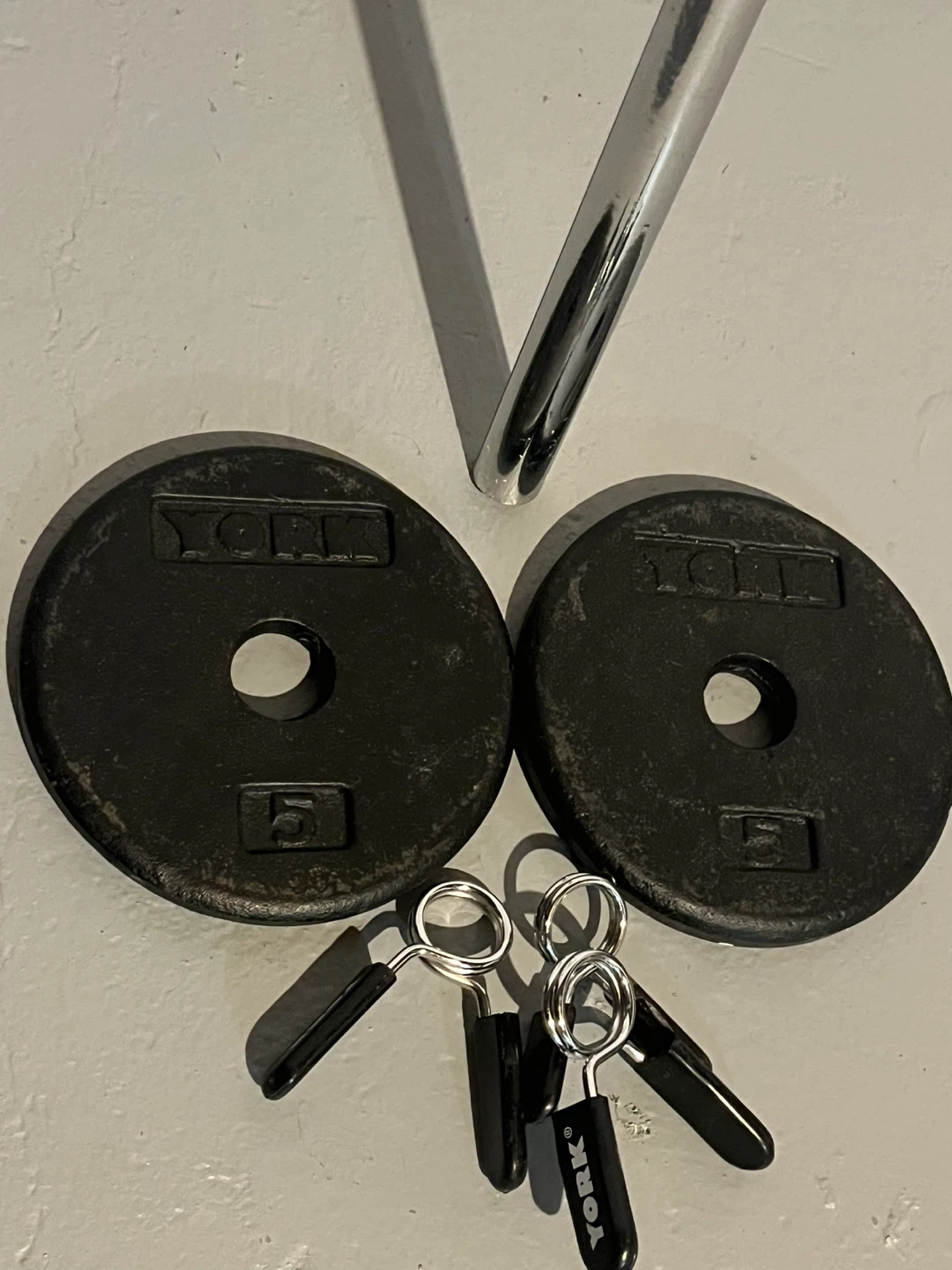 York 2 x 5lb Weight Plates, Barbell, and Clips - photo 4