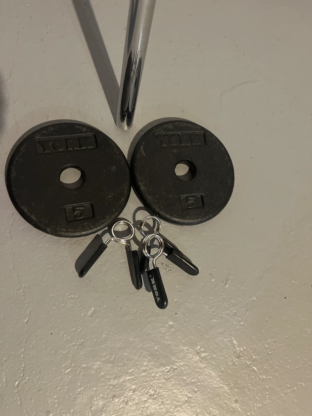 York 2 x 5lb Weight Plates, Barbell, and Clips - photo 3