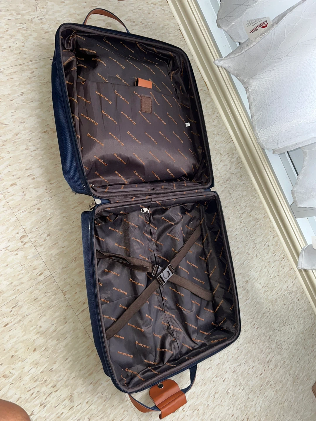 Honeymoon navy blue rolling suitcase - photo 3
