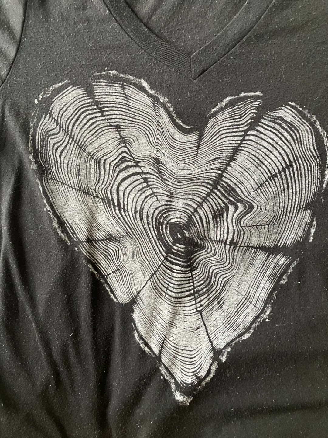 Diesel 55DSL Black Heart Tree Ring V-Neck T-Shirt - photo 3