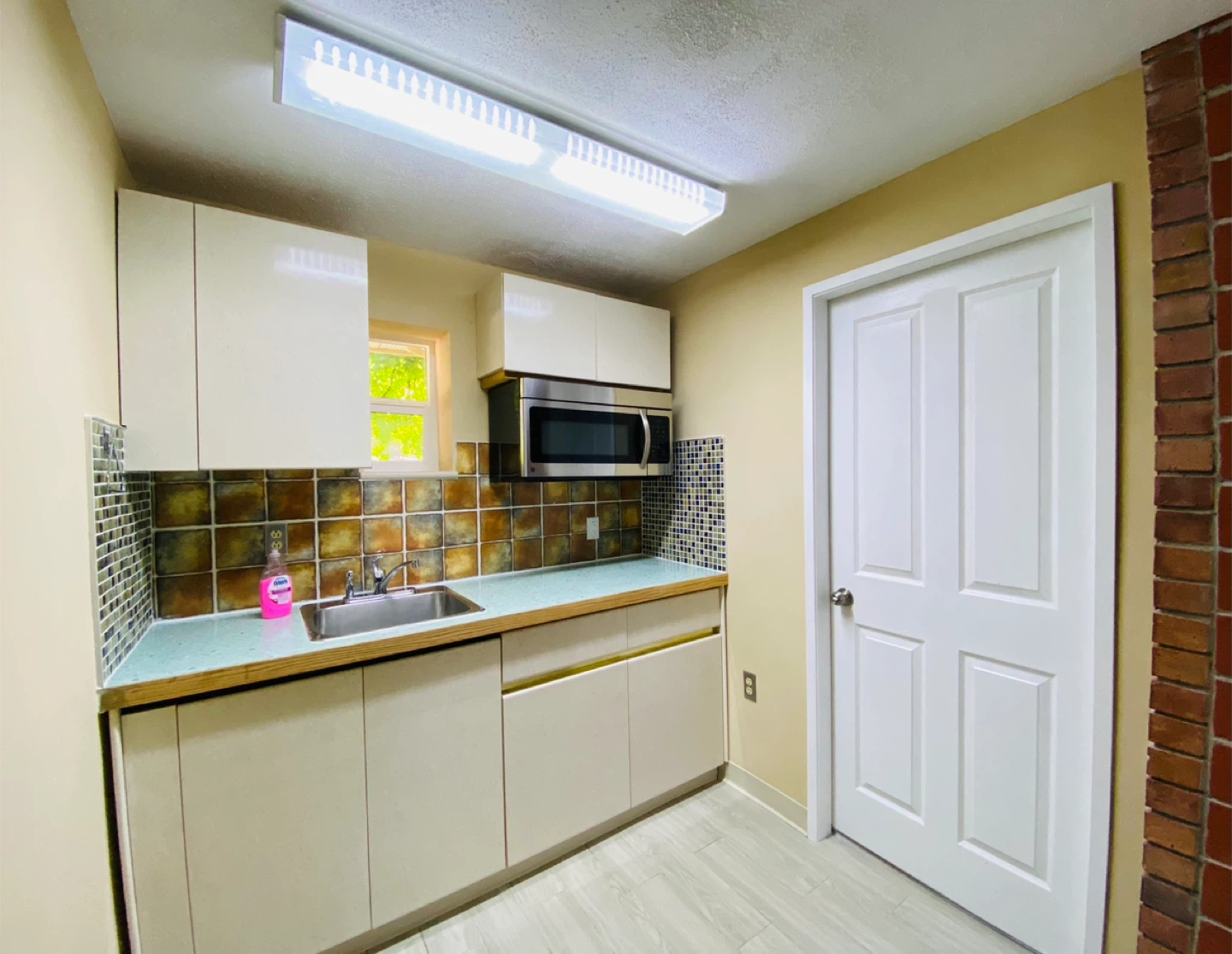 Spacious Room for Rent in Burnaby  Female only - photo 4