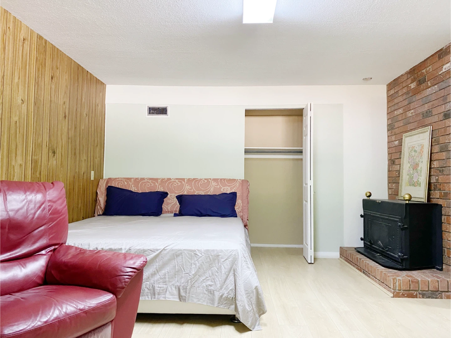 Spacious Room for Rent in Burnaby  Female only - photo 3