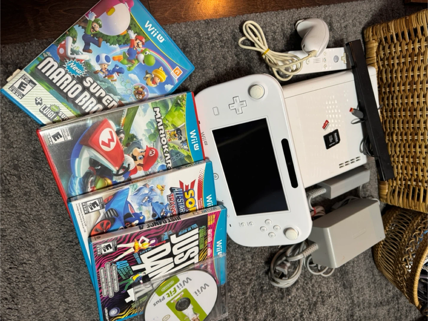 Nintendo Wii U [8gb] + 32gb W/ 5 Games