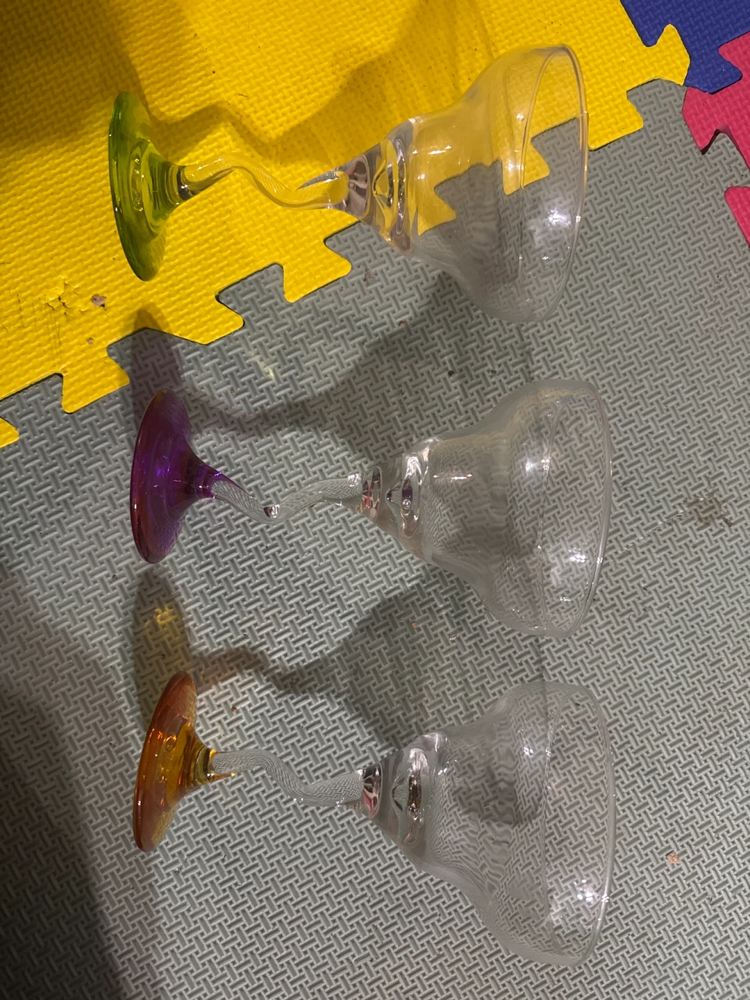 Set of 3 Cocktail Glasses with Coloured Bases - photo 2