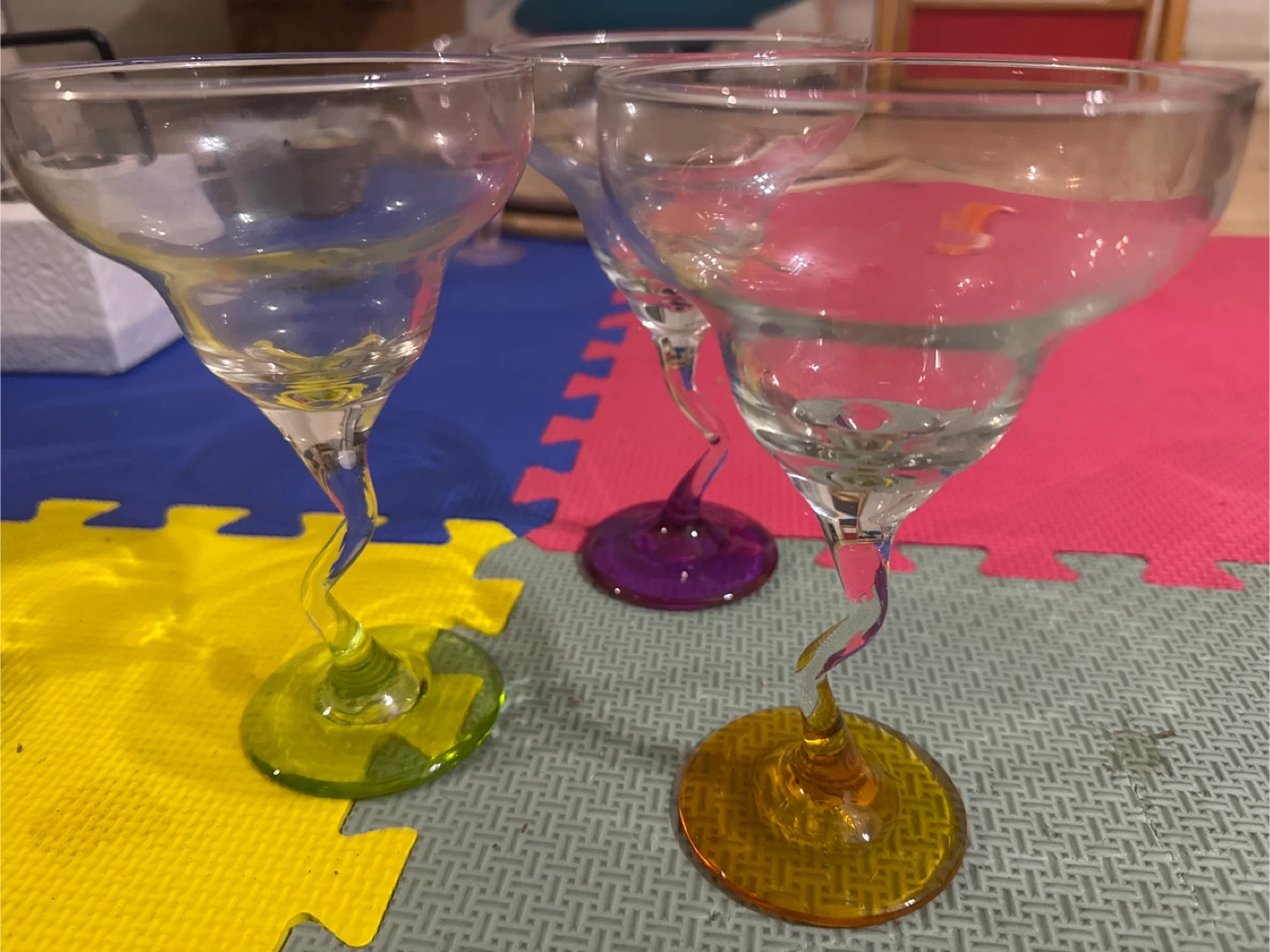 Set of 3 Cocktail Glasses with Coloured Bases - photo 3