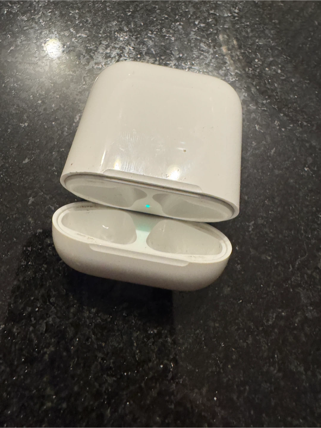 Apple AirPods Charging Case - photo 4