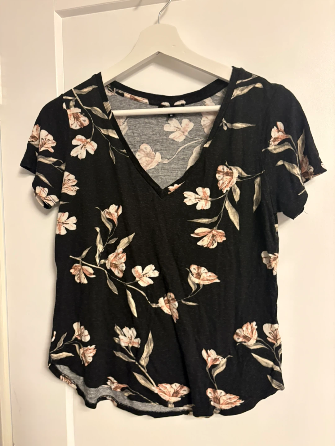 Dynamite Black Floral V-Neck T-Shirt