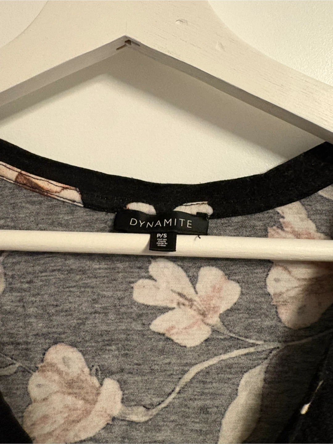 Dynamite Black Floral V-Neck T-Shirt - photo 2