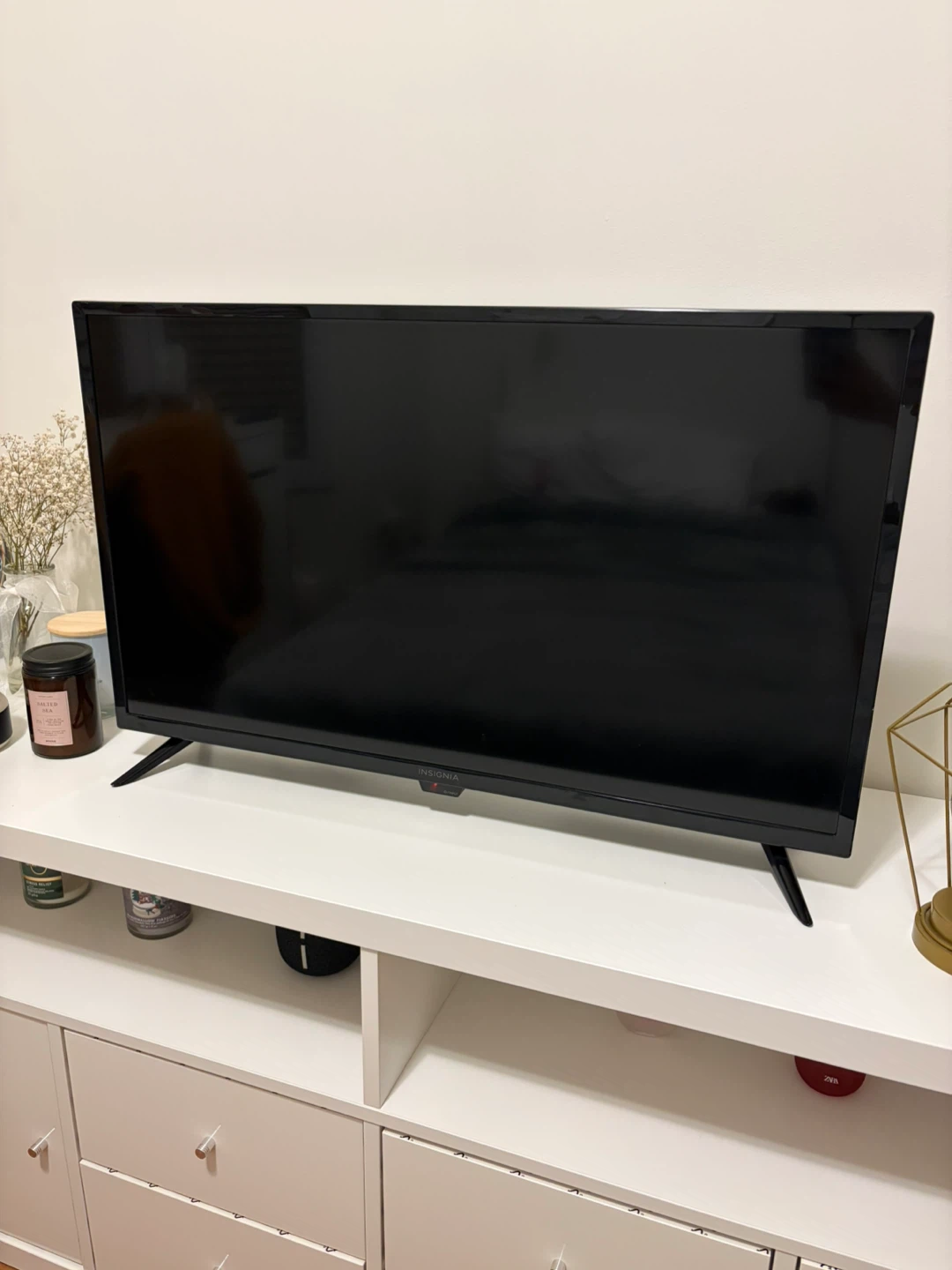 Insignia 32" LED TV NS-32F202CA23