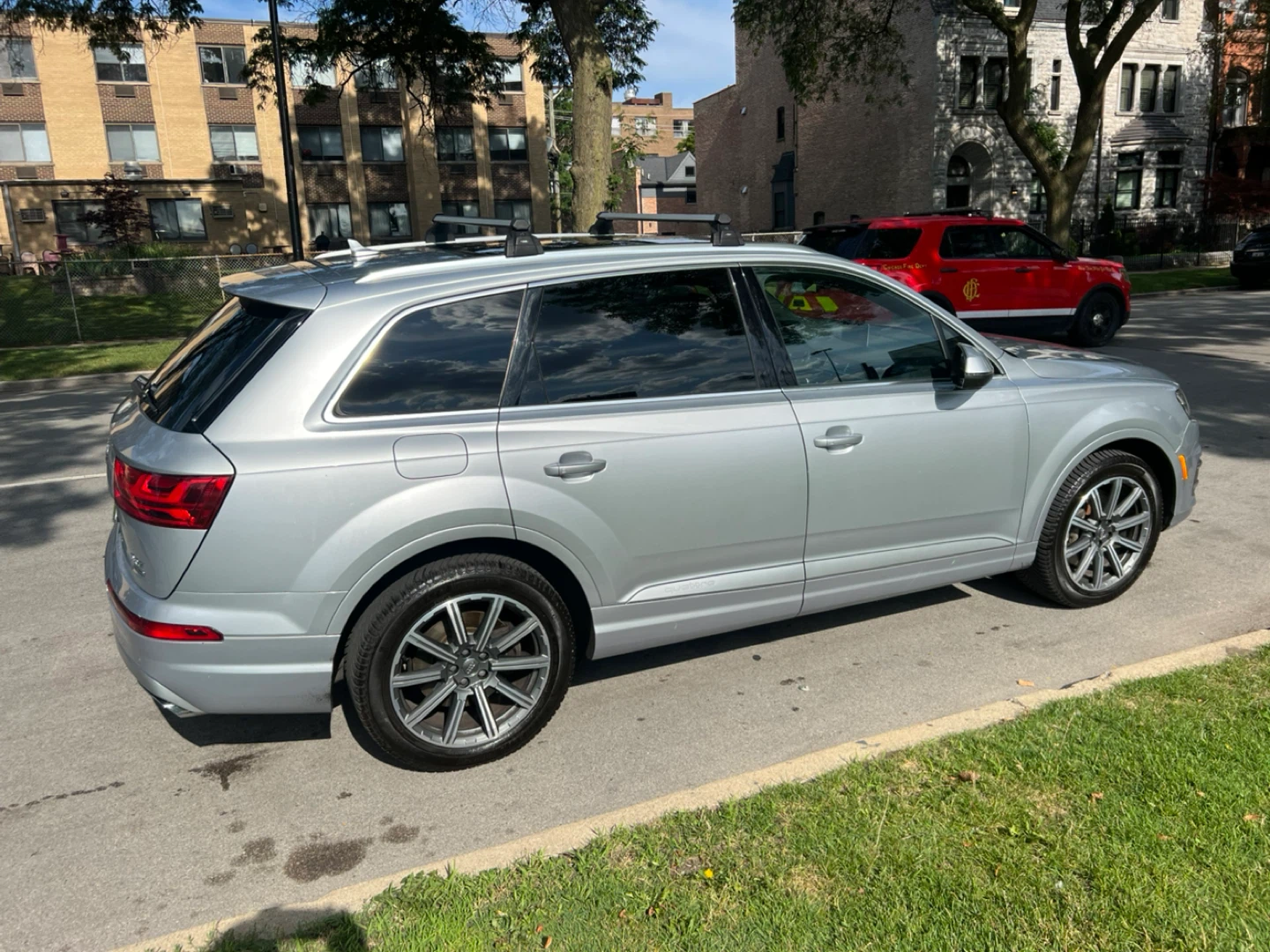 Silver Audi Q7 SUV - photo 5