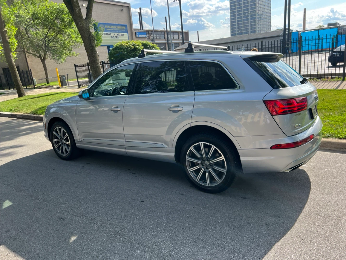 Silver Audi Q7 SUV - photo 2