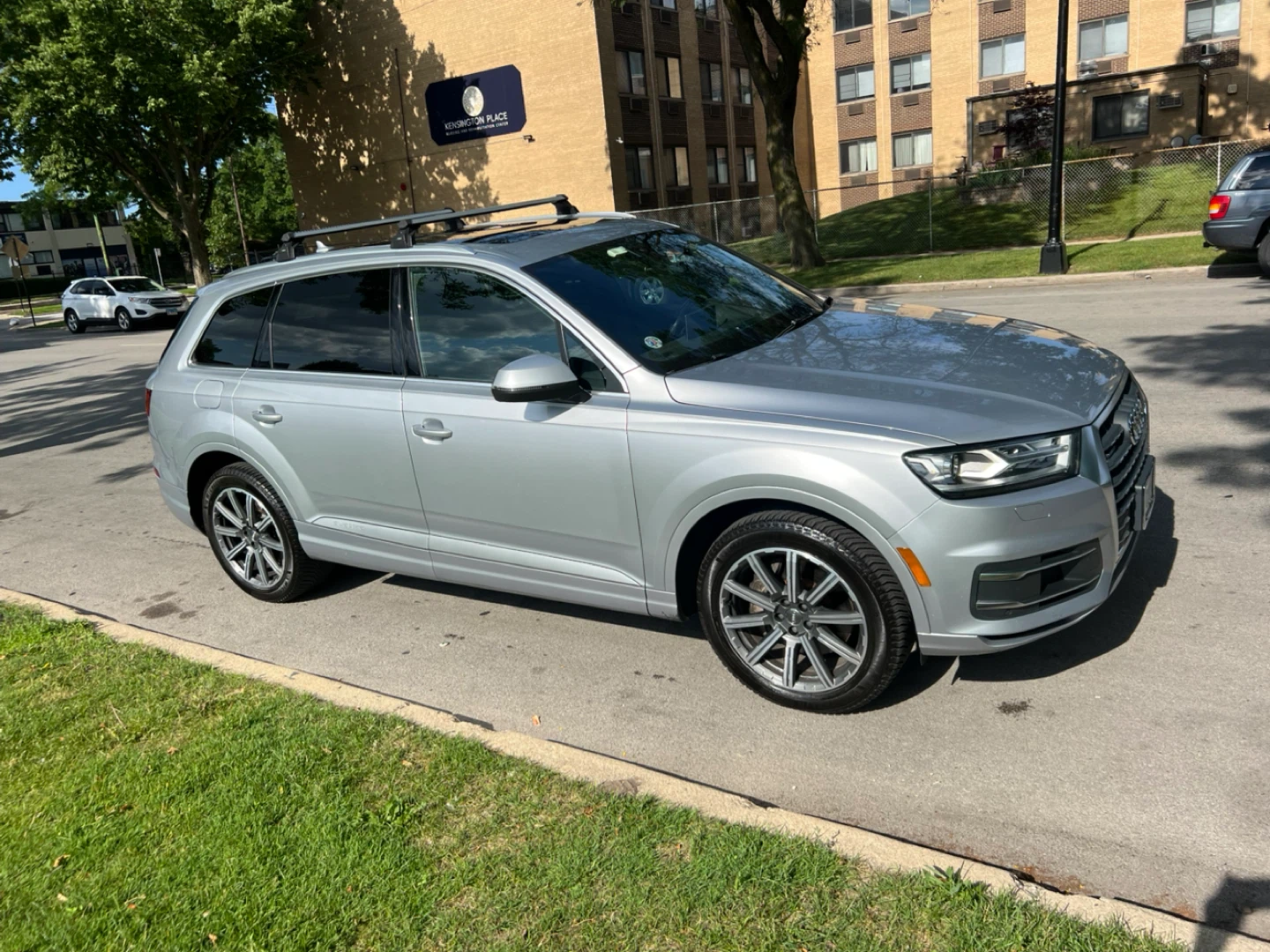 Silver Audi Q7 SUV - photo 4