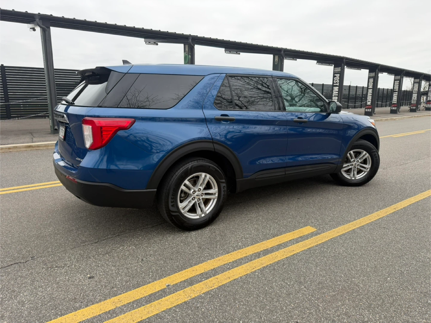 Blue Ford Explorer SUV 2023 - photo 3