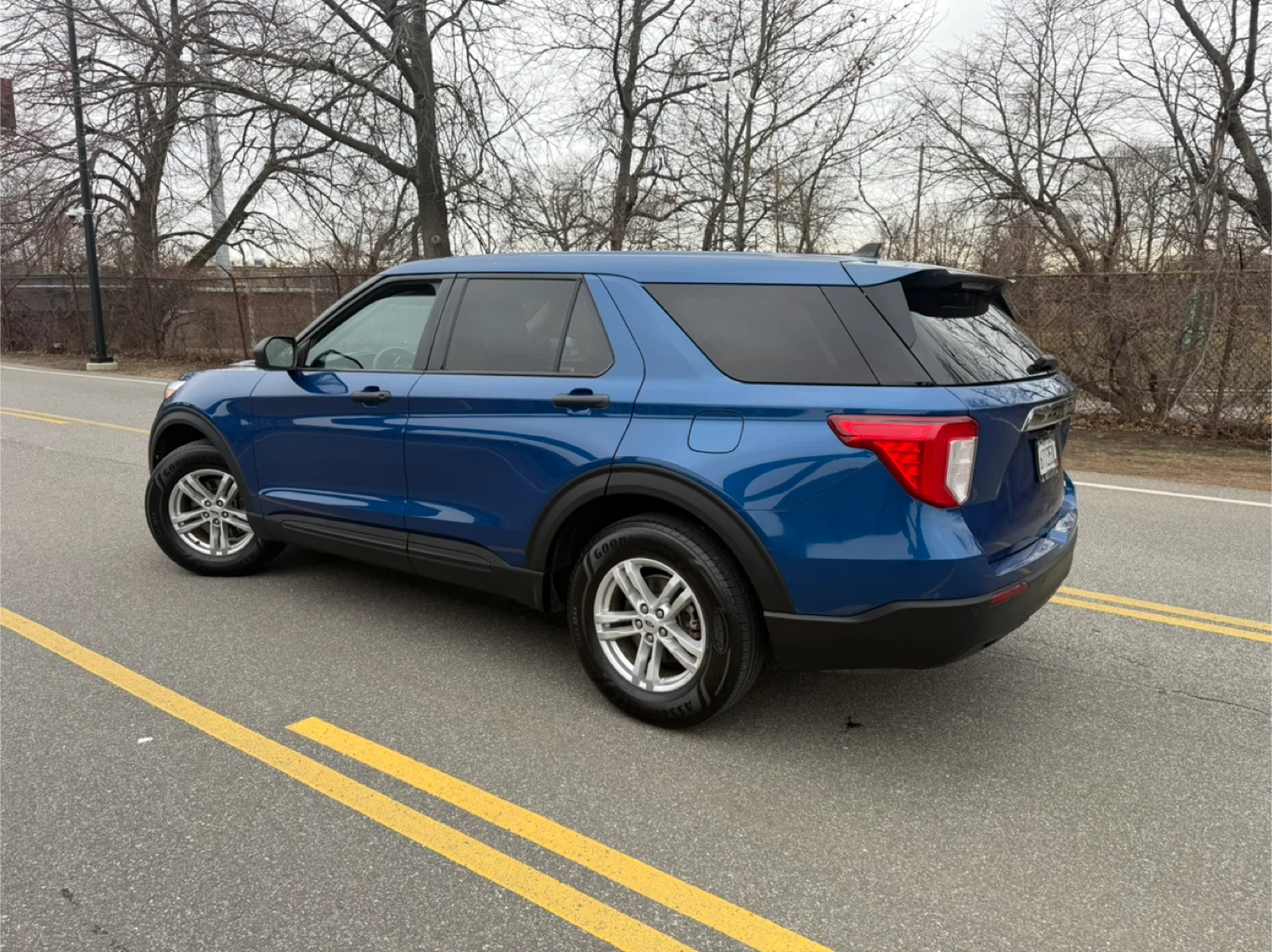 Blue Ford Explorer SUV 2023 - photo 4