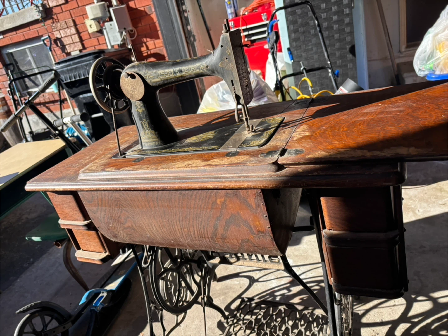 Vintage Singer Sewing Machine with Wooden Cabinet - photo 3