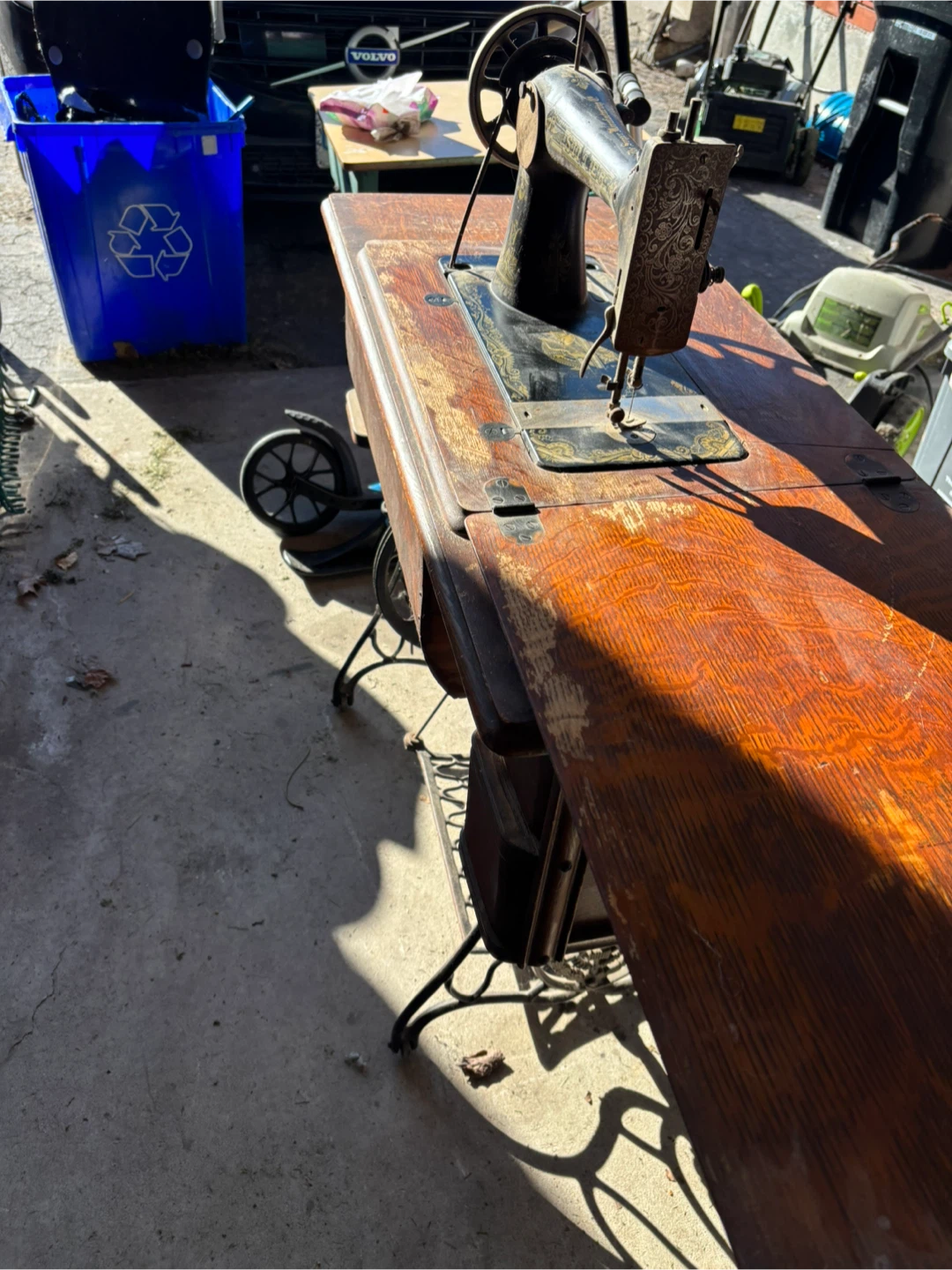 Vintage Singer Sewing Machine with Wooden Cabinet - photo 4