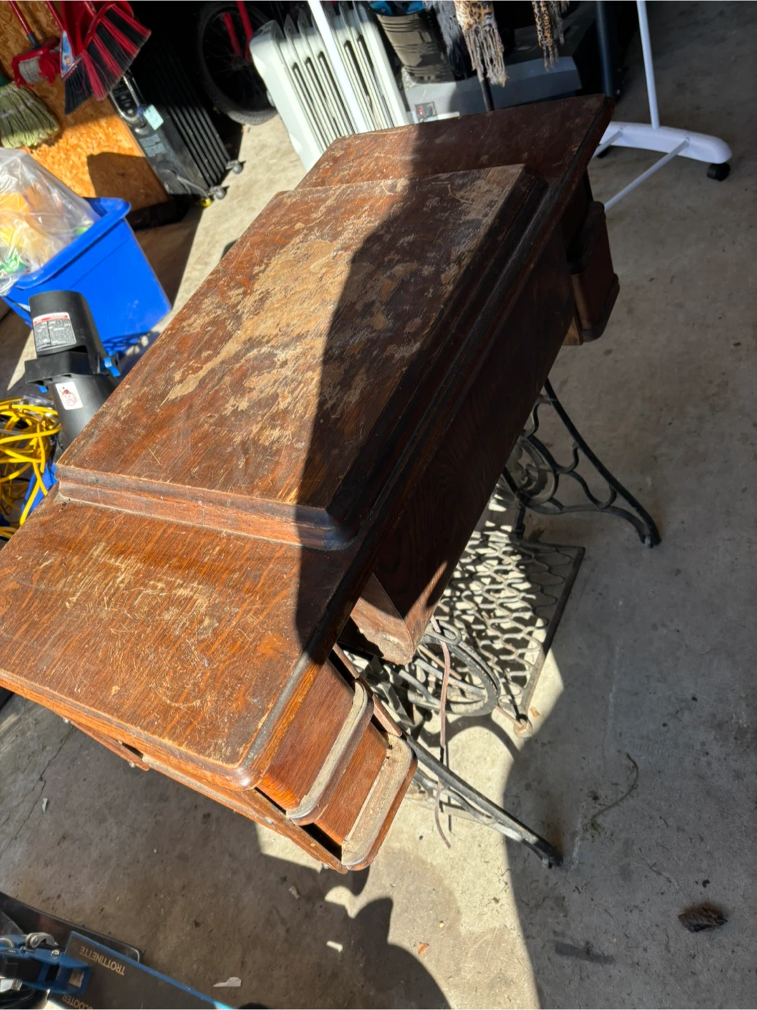 Vintage Singer Sewing Machine with Wooden Cabinet - photo 2
