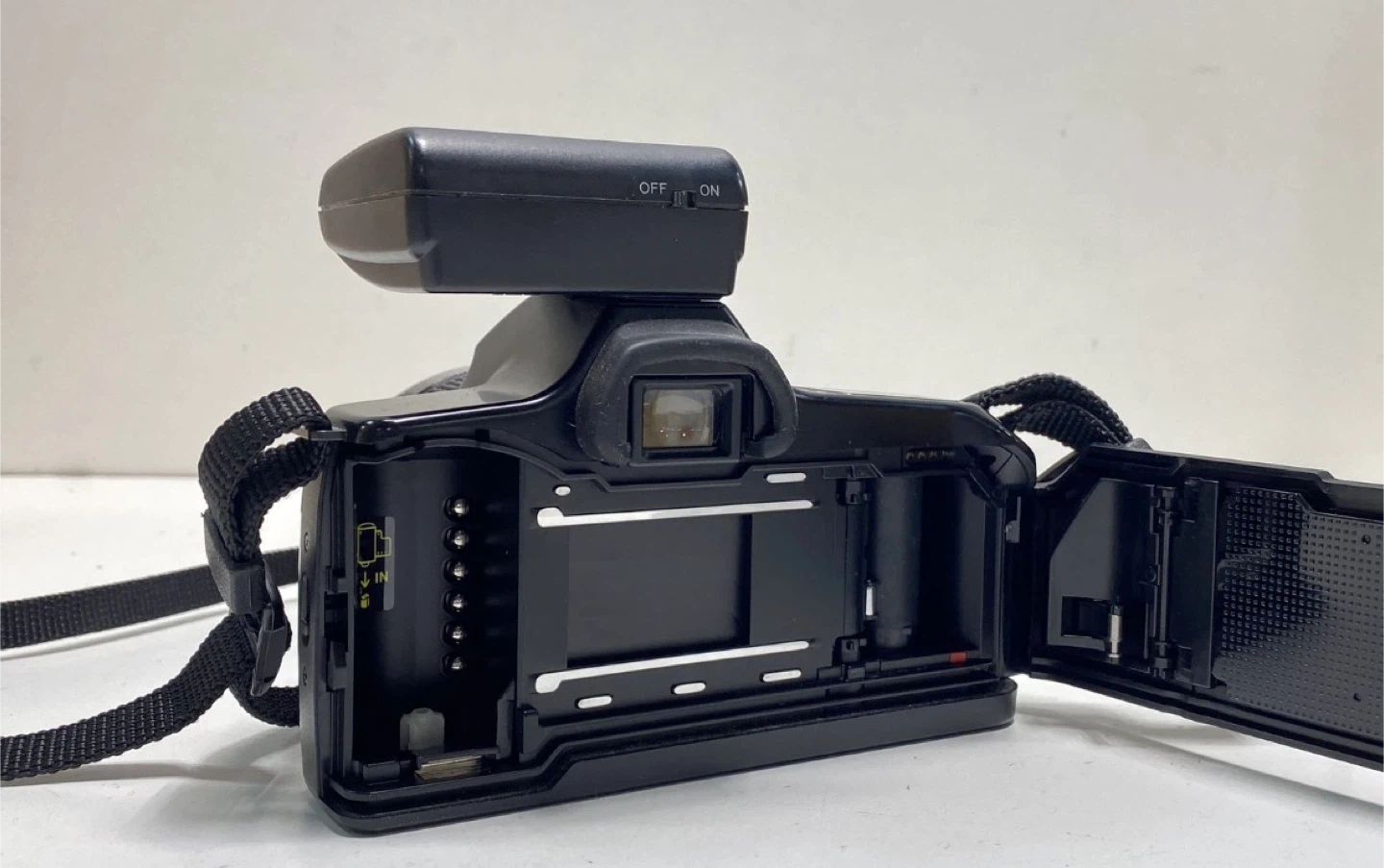 Minolta Maxxum 3000i 35mm SLR Camera w/Quantaray 35-70mm - photo 3