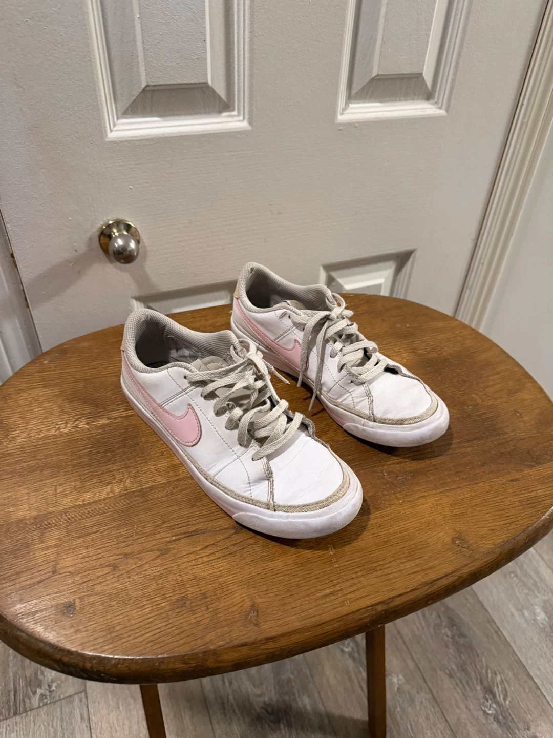 Nike Women's White & Pink Tennis Shoes