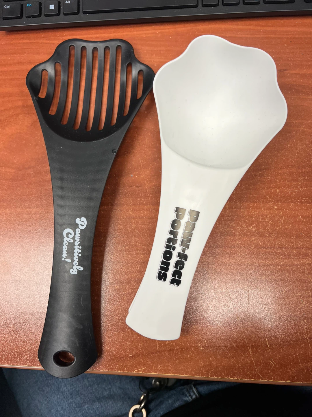 Pet food scoop and cat scoop