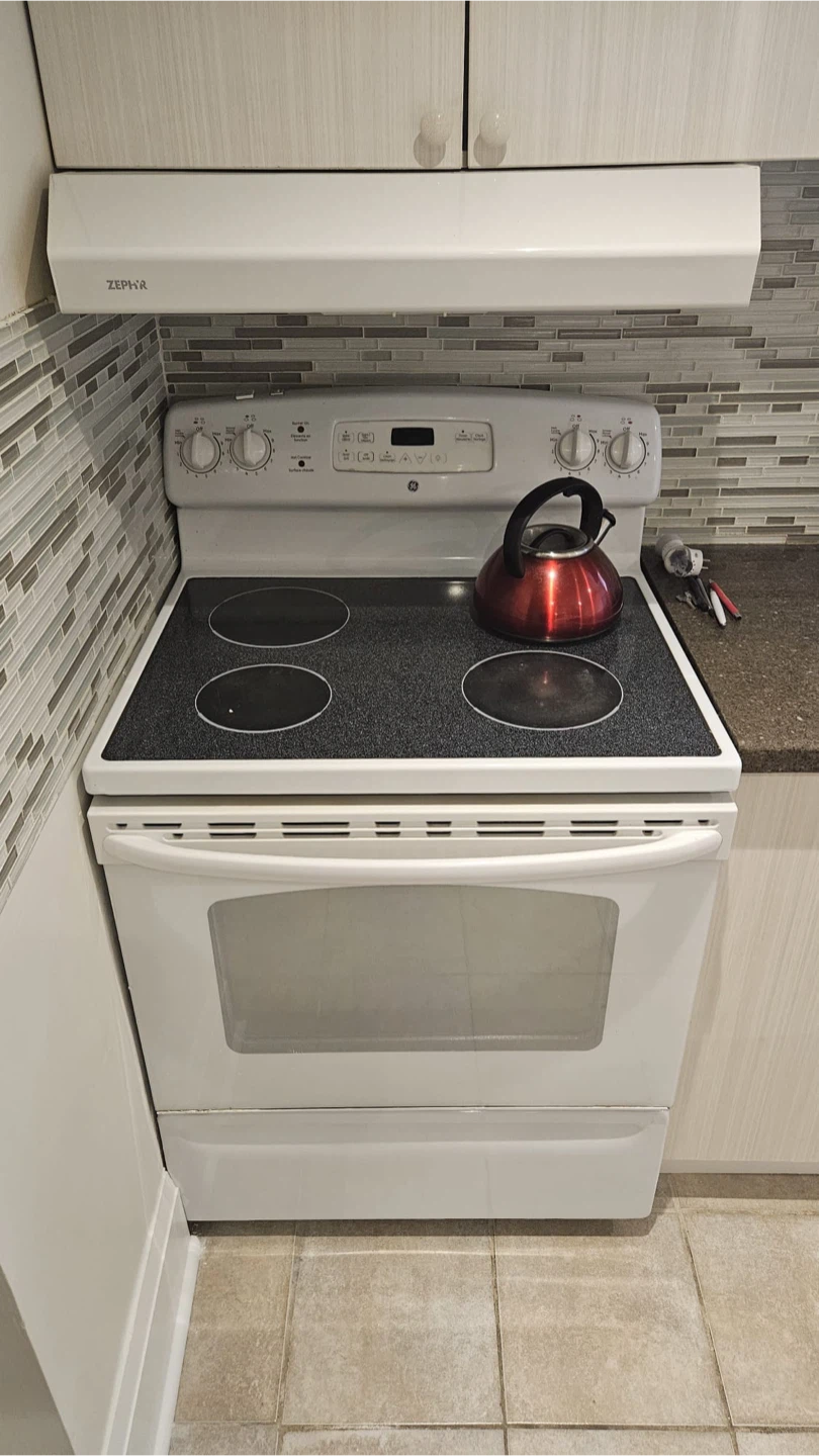 GE Electric Stove and Oven and Range Hood