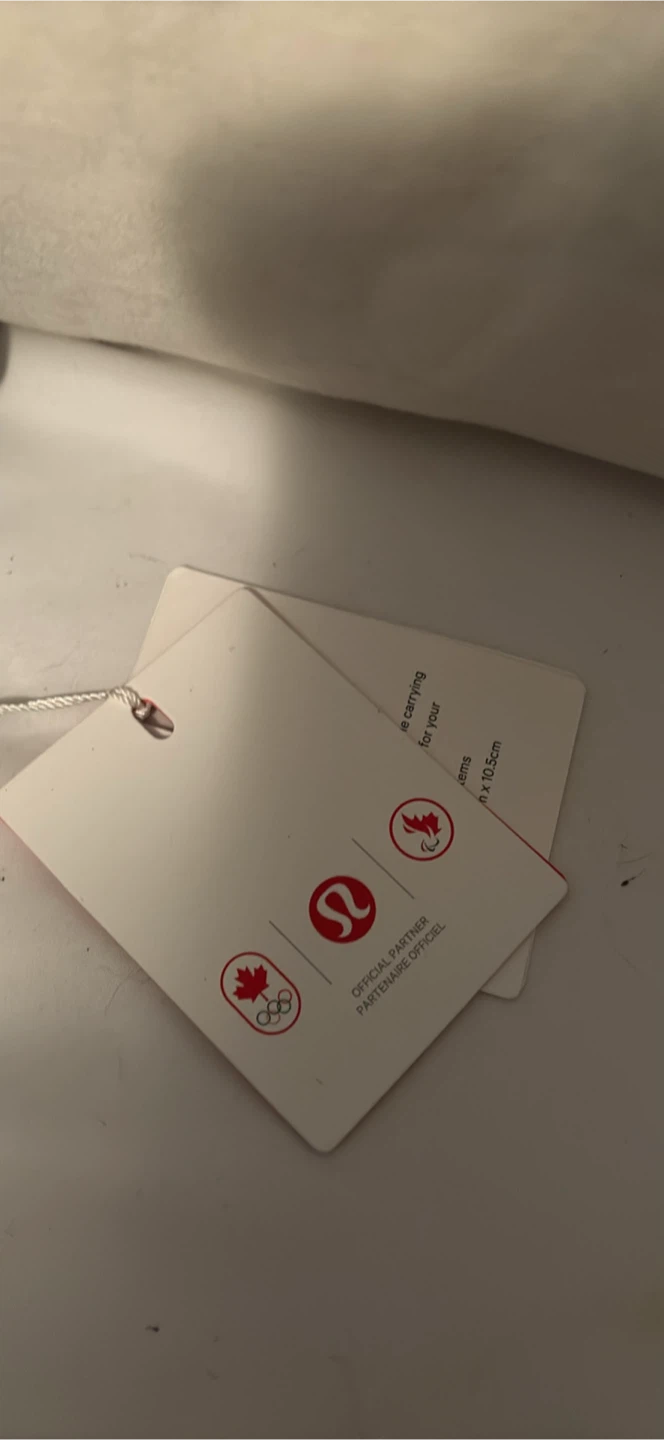 Lululemon  belt bag team Canada tags on - photo 2