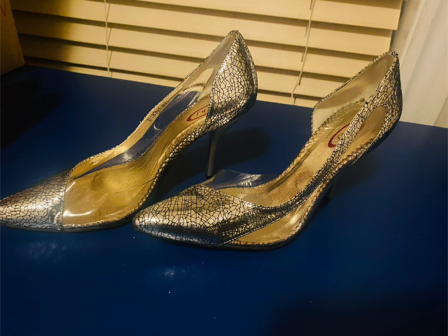 Heels size 7 and Royal blue dresses - photo 3
