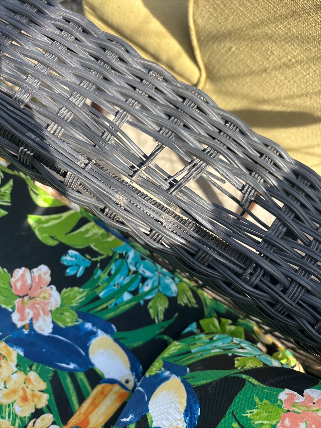 Patio chair with 2 sets of cushions as seen in pictures - photo 3