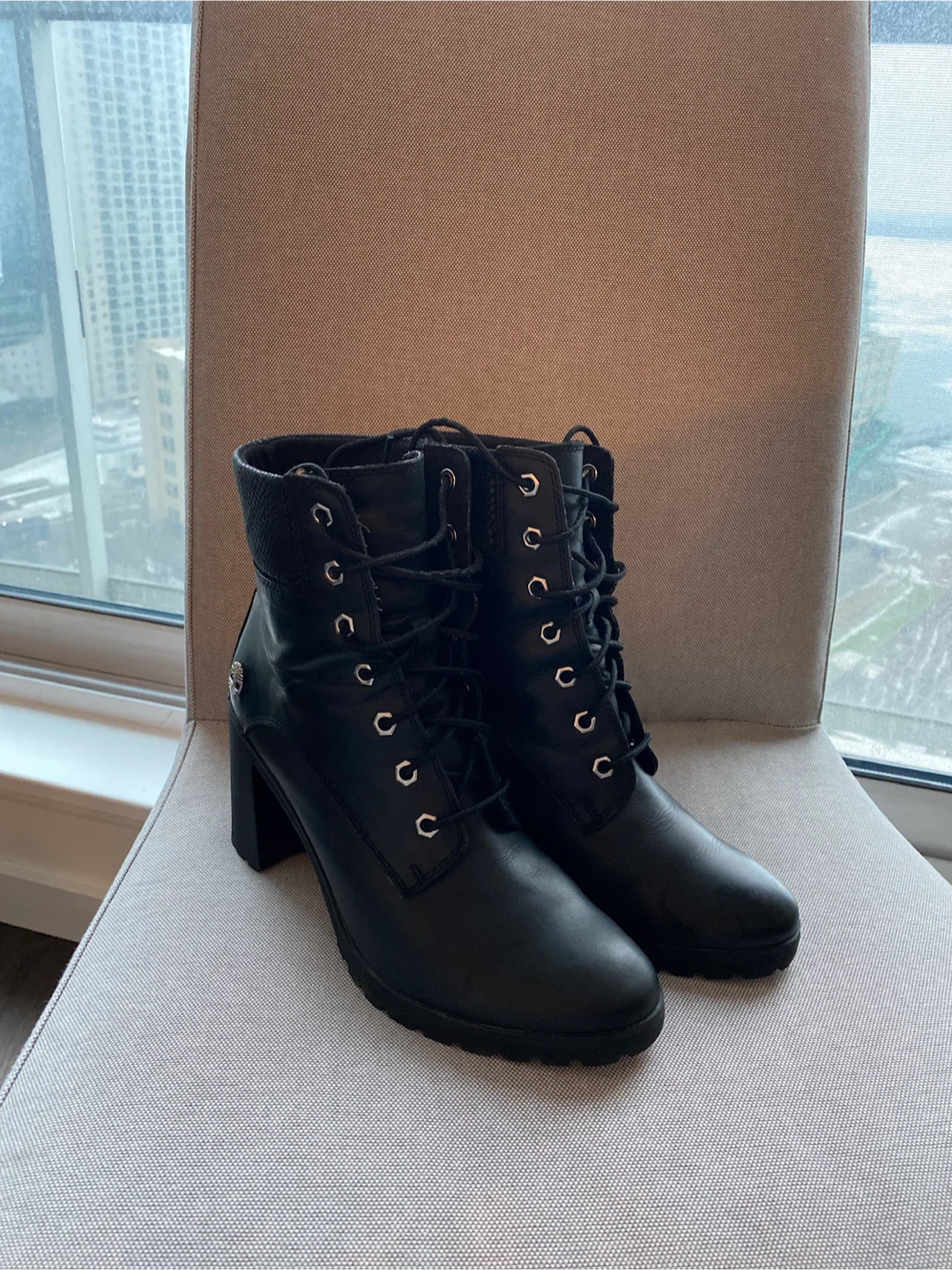 Timberland Women's Black Leather Boots - size 9