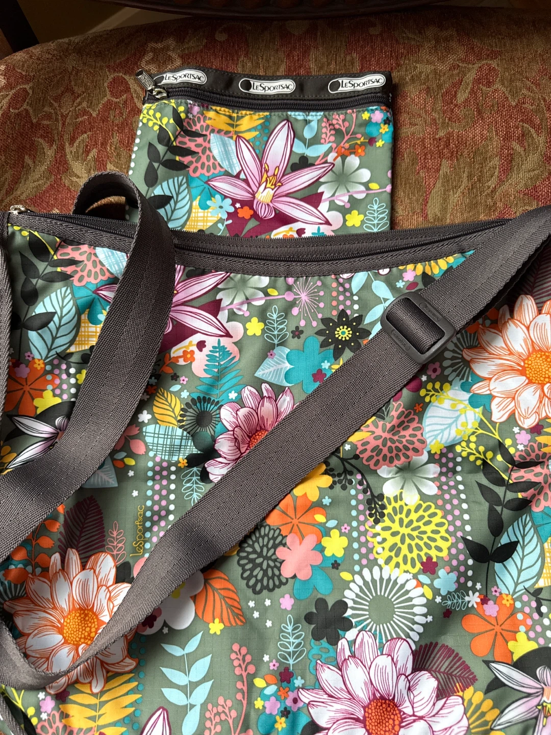 New- LeSportsac Floral Print Shoulder Bag with Matching Pouch - photo 3