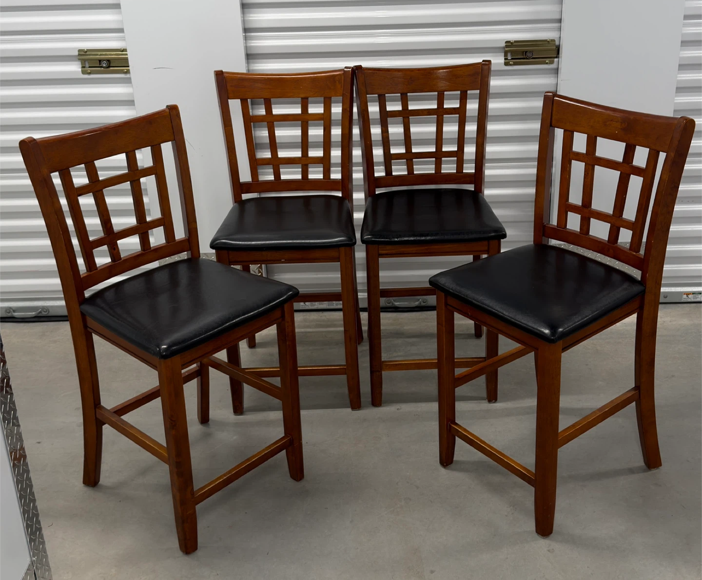 Set of 4 Bar Stools – Wood & Black Cushion