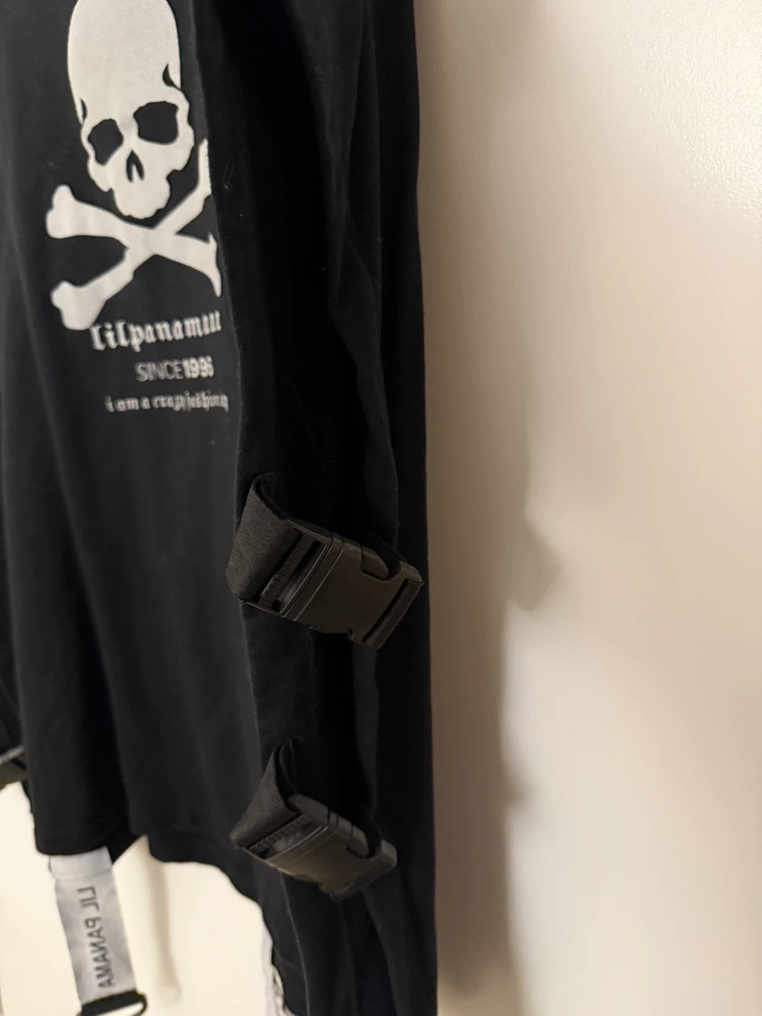 Black skull graphic open side top with buckle detail - photo 3