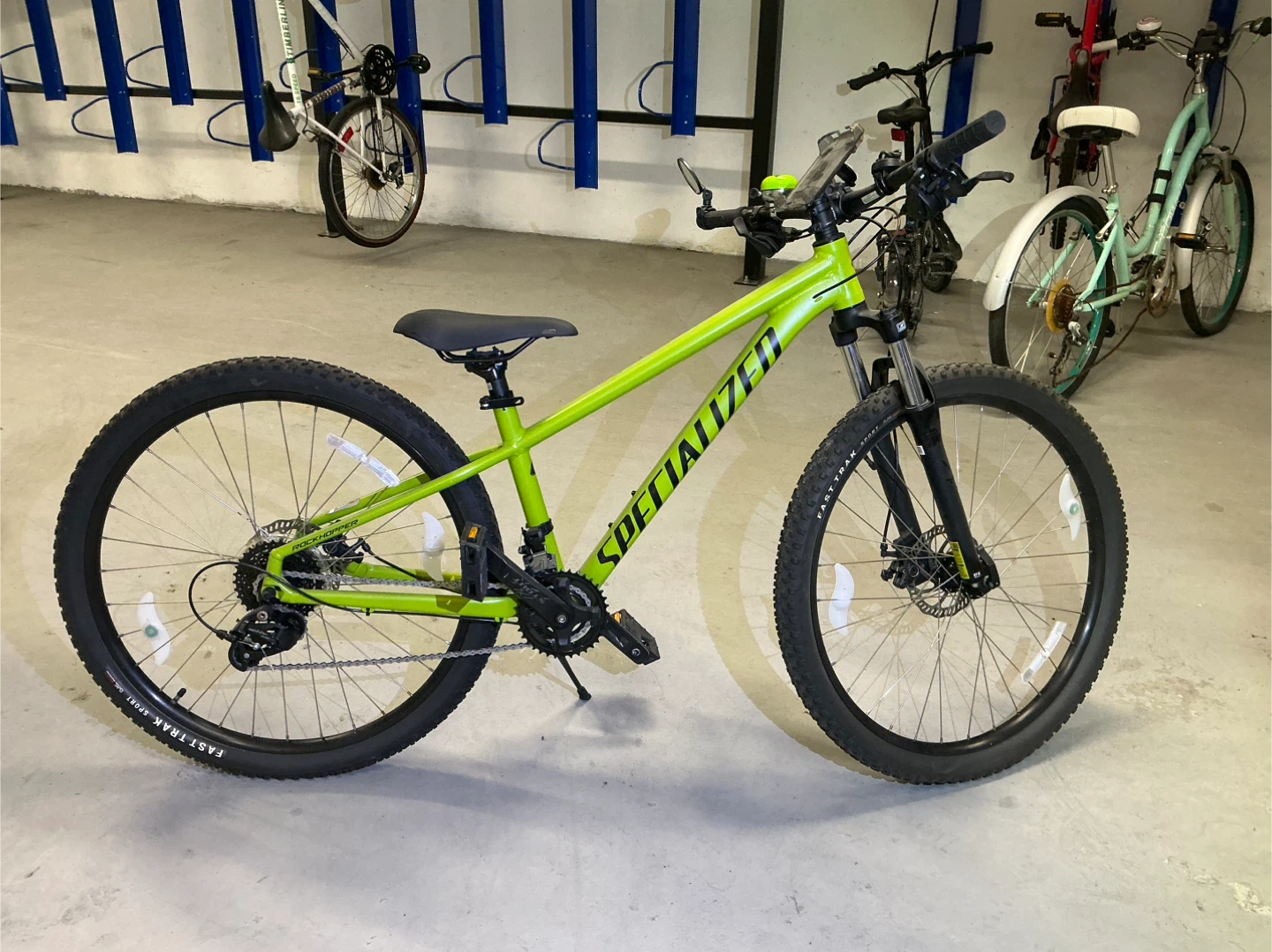 Specialized Rockhopper 27.5 Mountain Bicycle— Small, nisa
